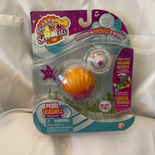 Load image into Gallery viewer, 2012 Waverly and the Magic Seashells Pearl Seashell with Pet Toy