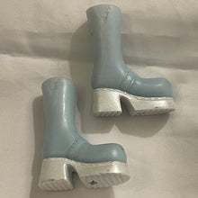 Load image into Gallery viewer, Bratz Doll Powder Blue &amp; White Platform Snow Boots (Pre-Owned)
