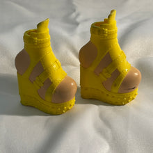 Load image into Gallery viewer, Bratz Shoefie snaps Shoes Yellow Platform Sandals (Pre-Owned)