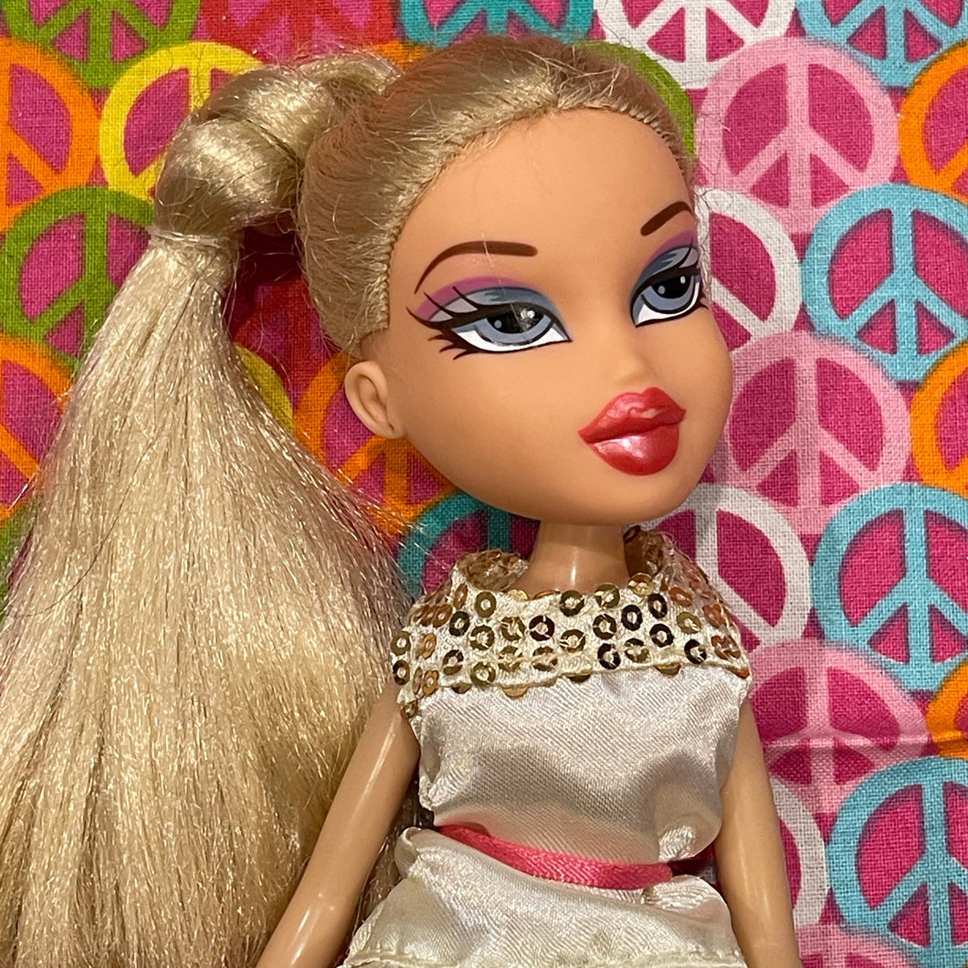 Bratz Cloe Doll Lot 20B #77 As shown