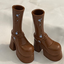 Load image into Gallery viewer, MGA Bratz Yasmin First Edition Brown Platform Boots Blue Specks (Pre-owned)
