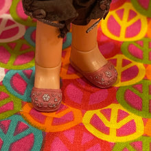 Load image into Gallery viewer, Bratz Kidz Cloe Doll Capri Pants, Top Shoes
