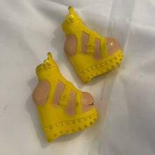 Load image into Gallery viewer, Bratz Shoefie snaps Shoes Yellow Platform Sandals (Pre-Owned)
