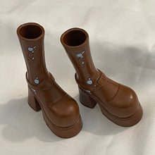 Load image into Gallery viewer, MGA Bratz Yasmin First Edition Brown Platform Boots Blue Specks (Pre-owned)
