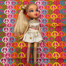 Load image into Gallery viewer, Bratz Cloe Doll Lot 20B #77 As shown
