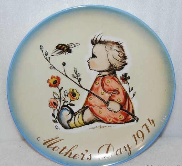 Vintage 1974 Mother's Day The Bumblebee Hummel Plate 7.5