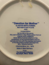 Load image into Gallery viewer, Vintage 1976 Mother&#39;s Day Devotion for Mother Hummel 7.5&quot; Plate By Schmid (Pre-owned)

