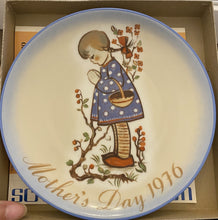 Load image into Gallery viewer, Vintage 1976 Mother&#39;s Day Devotion for Mother Hummel 7.5&quot; Plate By Schmid (Pre-owned)
