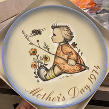 Load image into Gallery viewer, Vintage 1974 Mother&#39;s Day The Bumblebee Hummel Plate 7.5&quot; By Schmid (Pre-owned)

