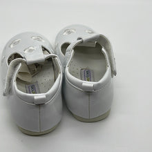 Load image into Gallery viewer, Tendertoes Infant Girls White Flower Dressy Strap Shoes Size 4

