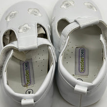 Load image into Gallery viewer, Tendertoes Infant Girls White Flower Dressy Strap Shoes Size 4
