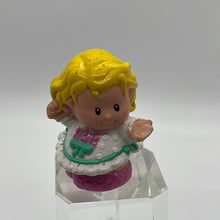 Load image into Gallery viewer, Mattel 1998 Fisher Price Little People Sarah Lynn Christmas Surprise Figure (Pre-Owned) #20
