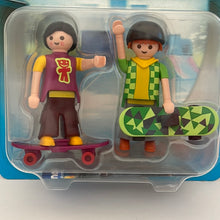 Load image into Gallery viewer, Playmobil 2010 Skateboarders Set #5929 Girl &amp; Boy with Skateboards
